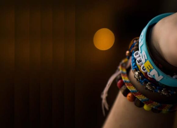 The Best Wristbands For Girls These wristbands are available in different designs and colors. They come in various sizes as well. You can choose them according to your needs